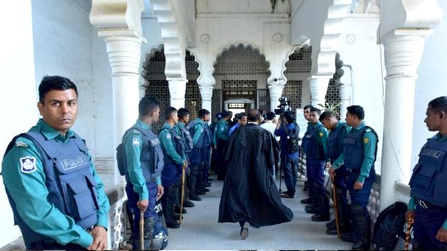 খালেদা জিয়ার জামিন দাবিতে বিএনপিপন্থী আইনজীবীদের এজলাসে অবস্থান