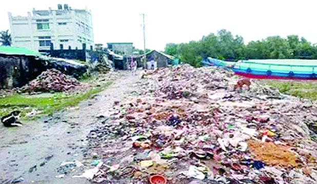 পাইকগাছায় শিবসা নদীর পাড়  জুড়ে আবর্জনার ভাগাড়