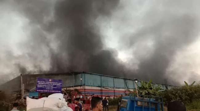 টঙ্গীতে স্পিনিং মিলের আগুন নিয়ন্ত্রণে