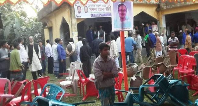 ঝালকাঠিতে আ’লীগের ত্রি-বার্ষিক সম্মেলনে দু’পক্ষের সংঘর্ষ, মঞ্চ ভাঙচুর