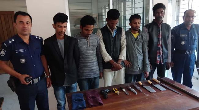 আড়াইহাজারে ৫ ডাকাত গ্রেফতার, দেশীয় অস্ত্র উদ্ধার