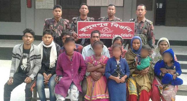 অবৈধভাবে সীমান্ত পারাপারের সময় ১২ বাংলাদেশী আটক