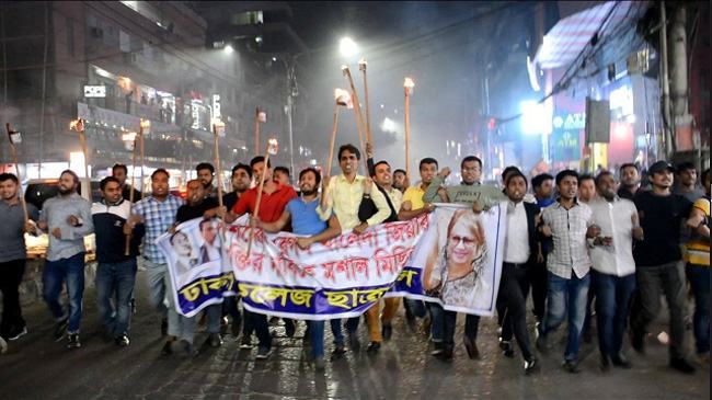 খালেদা জিয়ার মুক্তি দাবিতে ঢাকা কলেজ ছাত্রদলের মশাল মিছিল