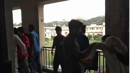 বহিরাগত তাড়ানোকে কেন্দ্র করে ঢাবির হলে দফায় দফায় মারামারি