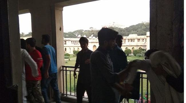 বহিরাগত তাড়ানোকে কেন্দ্র করে ঢাবির হলে দফায় দফায় মারামারি