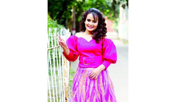 বিজয় দিবসের অনুষ্ঠানে পুতুলের গান