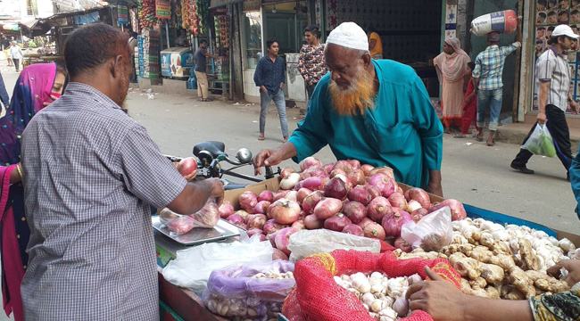 ভ্যানে পেঁয়াজ বিক্রি করে লাখপতি এমারত