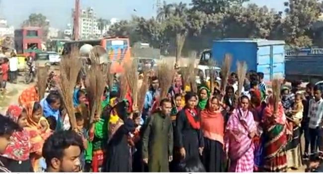 টঙ্গীতে পাল্টা পাল্টি ঝাড়ু মিছিল