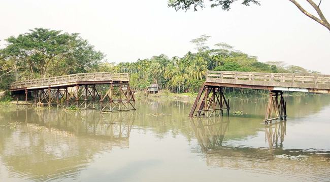 ঝালকাঠিতে সেতু ভেঙে নদীতে, যোগাযোগ বিচ্ছিন্ন