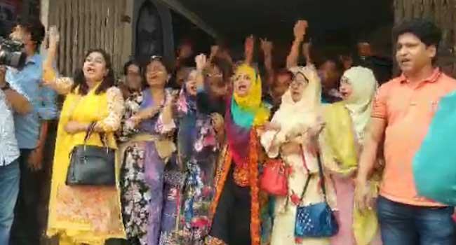বিএনপি কার্যালয়ের গেটে মহিলা দলের বিক্ষোভ