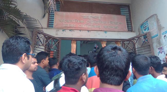 ম‌র্গের সাম‌নে ‌নিহতদের লাশের জন্য স্বজন‌দের ‌দিনব্যাপী অপেক্ষা