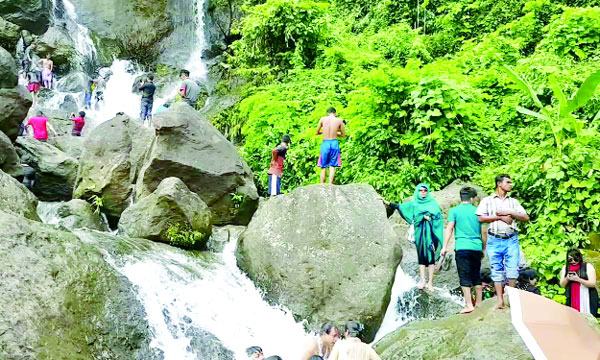 জাফলংয়ের পথের বাঁকে সংগ্রামপুঞ্জি