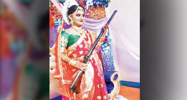 বর আসতেই পরপর গুলি! বন্দুকধারী কনের ছবি ভাইরাল