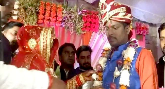 ফুলের বদলে পেঁয়াজের মালা দিয়ে বিয়ে সারলেন বর-কনে