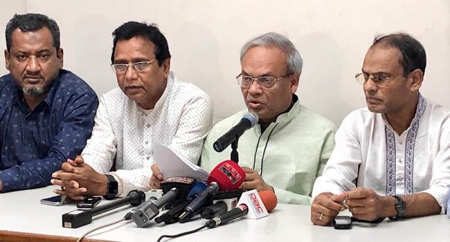 খালেদা জিয়ার সাথে স্বজনদের সাক্ষাত হঠাৎ স্থগিত, বিএনপি বলছে ষড়যন্ত্র