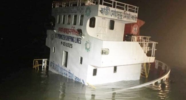 কীর্তনখোলায় লঞ্চ-কার্গোর মুখোমুখি সংঘর্ষ
