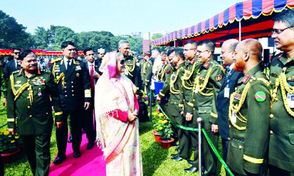সরকার সশস্ত্রবাহিনীকে সুদক্ষ বাহিনীতে পরিণত করতে কাজ করছে : প্রধানমন্ত্রী
