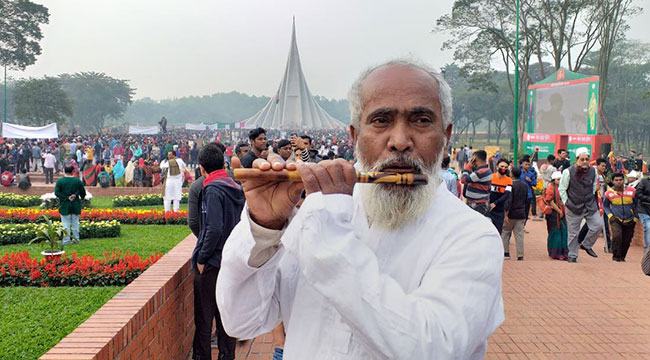 রিকশাচালক তোফাজ্জলের বাঁশিতে বিজয়ের সুর