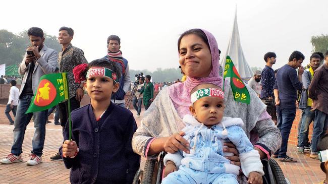 বীর শহীদদের শ্রদ্ধা জানাতে  হুইল চেয়ারে সম্পা