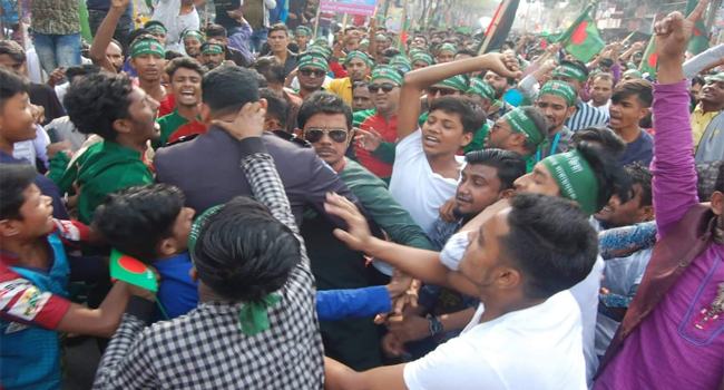 বিজয় দিবসের র‍্যালিতে বাধা দিতে গিয়ে ওসি লাঞ্ছিত, আটক ৩