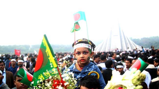 স্মৃতিসৌধে মানুষের ঢল