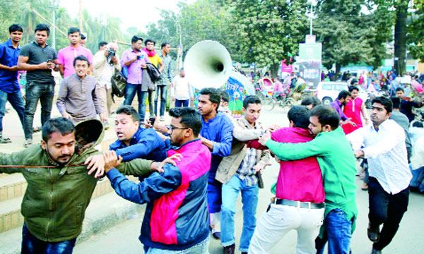 ক্যাম্পাসে ডাকসু ভিপির ওপর হামলা মুক্তিযুদ্ধ মঞ্চের