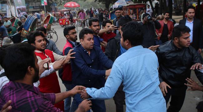 ডাকসু ভি‌পি‌কে ক্যাম্পাসে দাঁড়া‌তেই দি‌চ্ছে না মু‌ক্তিযুদ্ধ মঞ্চ