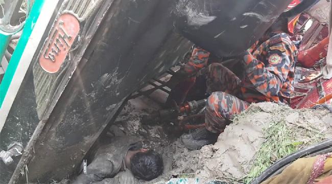 ঝিনাইদহে বাসের নিচে চাপা পড়েও অলৌকিকভাবে বেঁচে গেলেন রুবেল