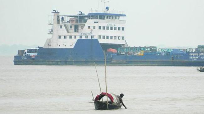 ১০ঘন্টা পর দৌলতদিয়া-পাটুরিয়া নৌরুটে ফেরি চলাচল শুরু