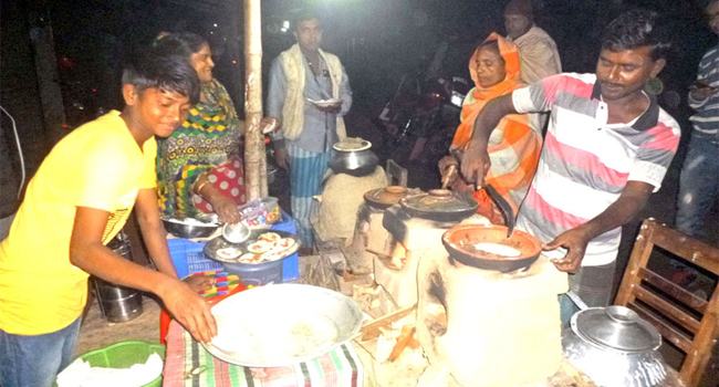 শীতের পরশে জমে উঠেছে পিঠার আসর