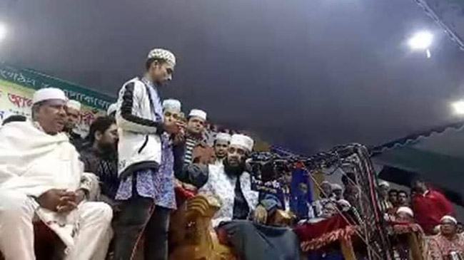 নারায়ণগঞ্জে মাওলানা আজহারীর ওয়াজ মাহফিলে হিন্দু যুবকের ইসলাম ধর্ম গ্রহণ