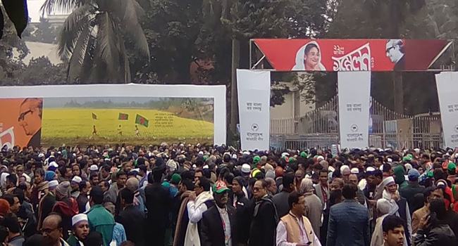 আ’লীগের  কাউন্সিল অধিবেশন চলছে, বাইরে নেতাকর্মীদের অপেক্ষা