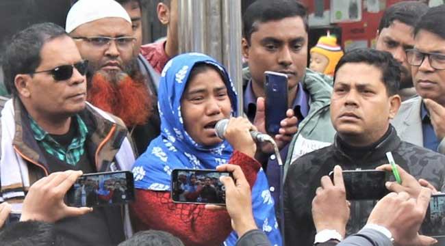 ঠাকুরগাঁওয়ে মেয়ে হত্যার বিচারের দাবিতে রাজপথে এক মা