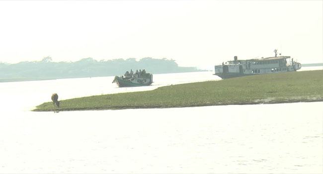 ভোলার নদী পথে নাব্য সঙ্কট ঝুকিঁ নিয়ে চলছে নৌযান