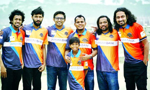 আলোচনায় মাঠ কাঁপাবে ঢাকা