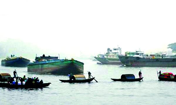 ঝুঁকি নিয়ে প্রতিদিন শীতলক্ষ্যা পার হচ্ছে লাখো মানুষ