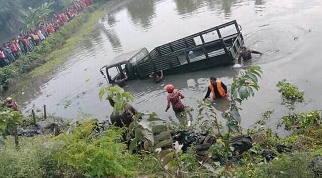 খুলনায় সেনাবাহিনীর গাড়ি খাদে পড়ে নিহত ১, আহত ২২