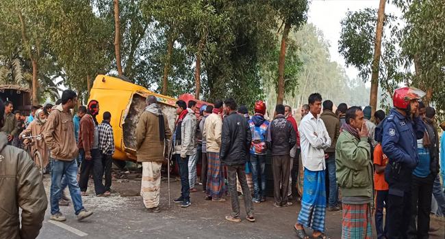দুর্ঘটনায় মারা গেলেন মা, ভাগ্যের জোড়ে বেঁচে গেল ৬ বছরের শিশু