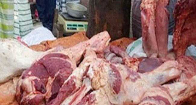 মরা গরুর গোশত বিক্রির অভিযোগে কসাই আটক
