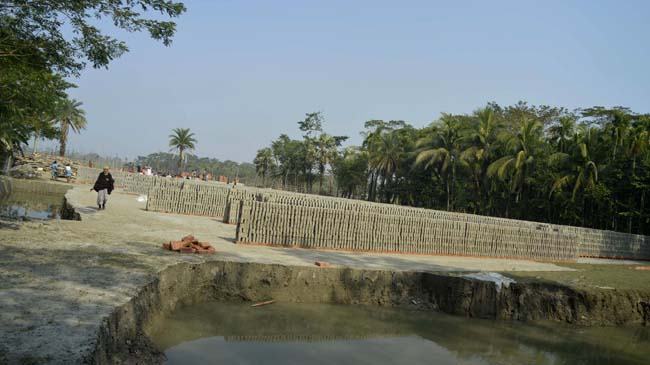ঘনবসতি পূর্ণ এলাকায় অবৈধ ইট ভাটা বন্ধের দাবিতে বিক্ষোভ