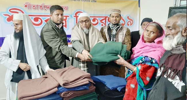 টঙ্গী তা’মীরুল মিল্লাত মাদ্রাসার পক্ষ থেকে শীতবস্ত্র বিতরণ