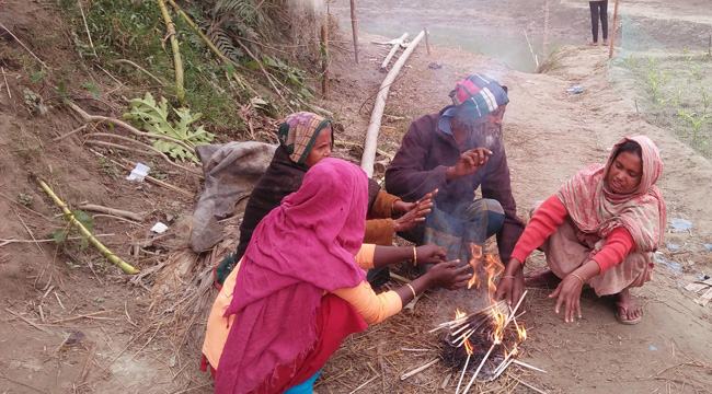 শীতে কাঁপছে ইসলামপুরের যমুনা-ব্রহ্মপুত্রের চরাঞ্চলের মানুষ