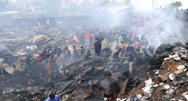 কালশীর অগ্নিকাণ্ড : কয়লার মাঝেই শেষ সম্বল হাতড়ে ফেরা