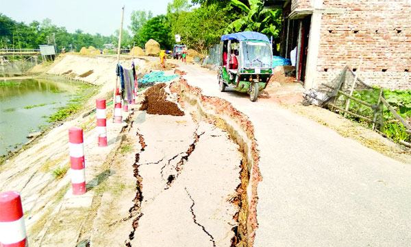 পাবনায় সাড়ে ১২ কোটি টাকার পাকা সড়কে ৬ মাসেই ধস