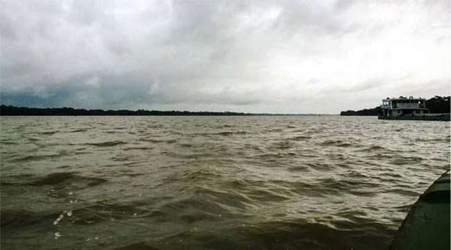 গোয়ালন্দে ট্রলার থেকে ছিটকে পড়ে মাঝি নিখোঁজ