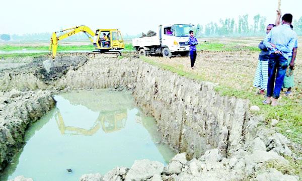 বগুড়ায় ভূমিদস্যুরা বেপরোয়া ধ্বংস হচ্ছে কৃষিজমি