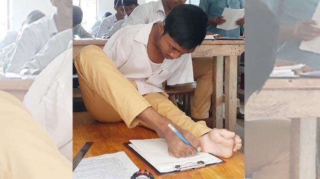 পা দিয়ে লিখে গোল্ডেন জিপিত্র ৫ পেয়েছে মানিক