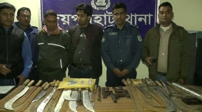 জয়পুরহাটে বিপুল পরিমাণ অস্ত্র গোলাবারুদ উদ্ধার : যুবলীগ নেতাসহ আটক ২