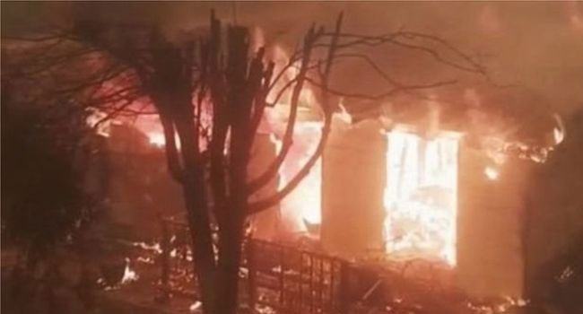 অস্ট্রেলিয়ার উপকূলে কয়েক শ’ বাড়িঘর পুড়ে ছাই