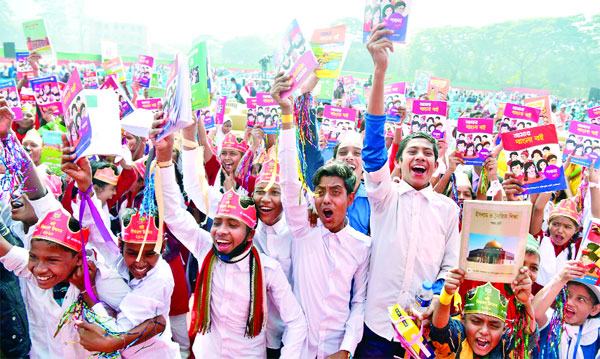হাতে নতুন বই, মুখে হাসি